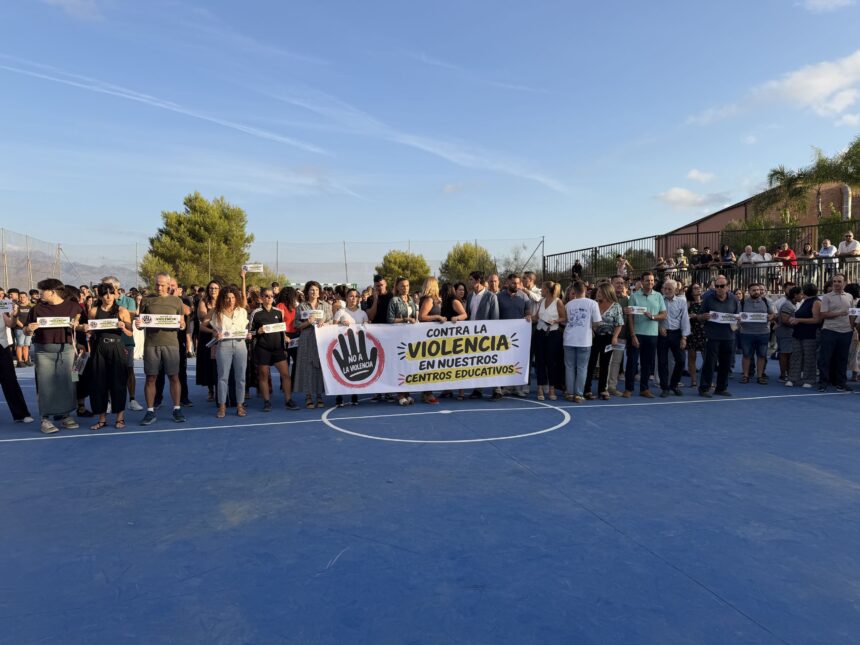 “Están emocionalmente destruidas”: multitudinaria concentración por las dos docentes agredidas en Coín