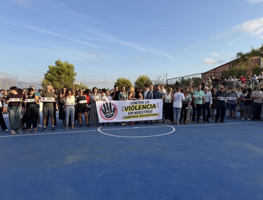 “Están emocionalmente destruidas”: multitudinaria concentración por las dos docentes agredidas en Coín “Están emocionalmente destruidas”: multitudinaria concentración por las dos docentes agredidas en Coín