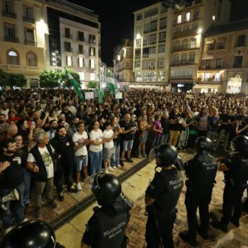 Cientos de personas se concentran por la vivienda en Málaga: “Somos como Mari Carmen y necesitamos una casa”
