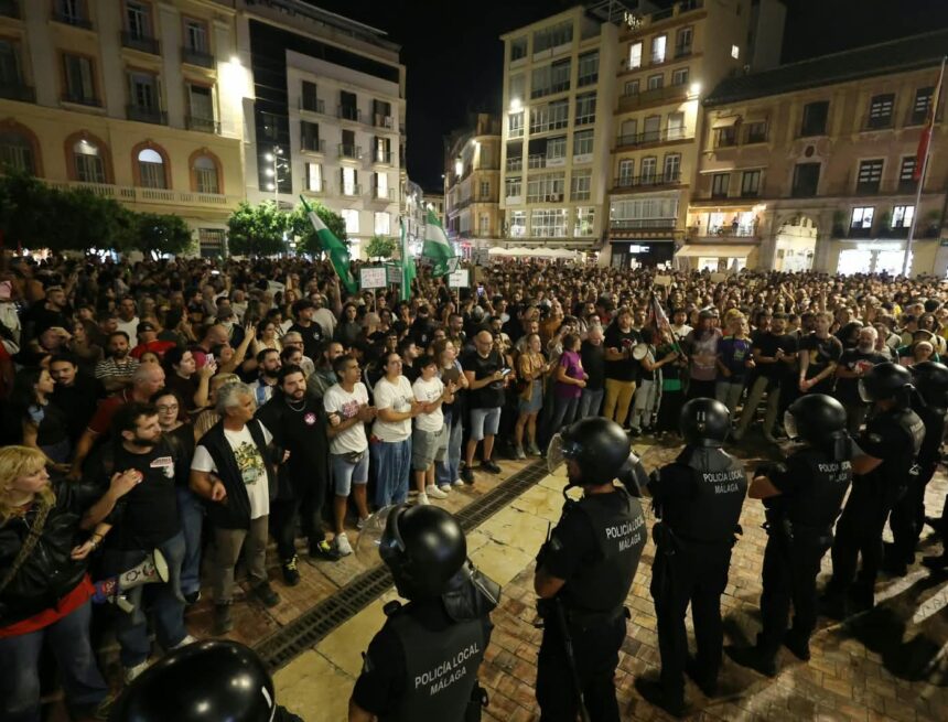Cientos de personas se concentran por la vivienda en Málaga: “Somos como Mari Carmen y necesitamos una casa”