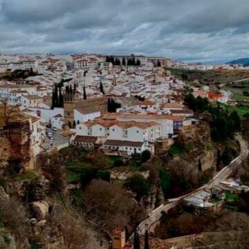 Muere un hombre de 65 años tras caer de 3 metros mientras construía un muro en Ronda