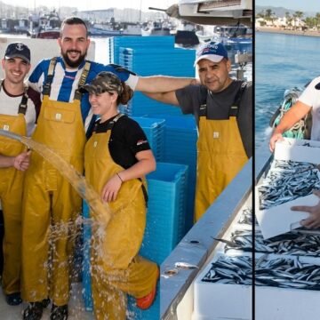 Los pescadores de la Caleta de Vélez dicen basta a los precios bajos y se ven obligados a tirar la captura a la mar