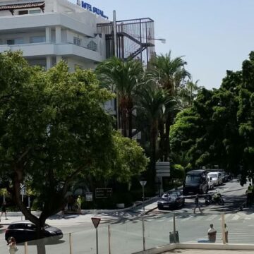 Tiroteo con un herido y tres detenidos junto a un apartahotel en la Milla de Oro, en Marbella: "Hemos visto a dos tiradores huyendo" Tiroteo con un herido y tres detenidos junto a un apartahotel en la Milla de Oro, en Marbella: «Hemos visto a dos tiradores huyendo»