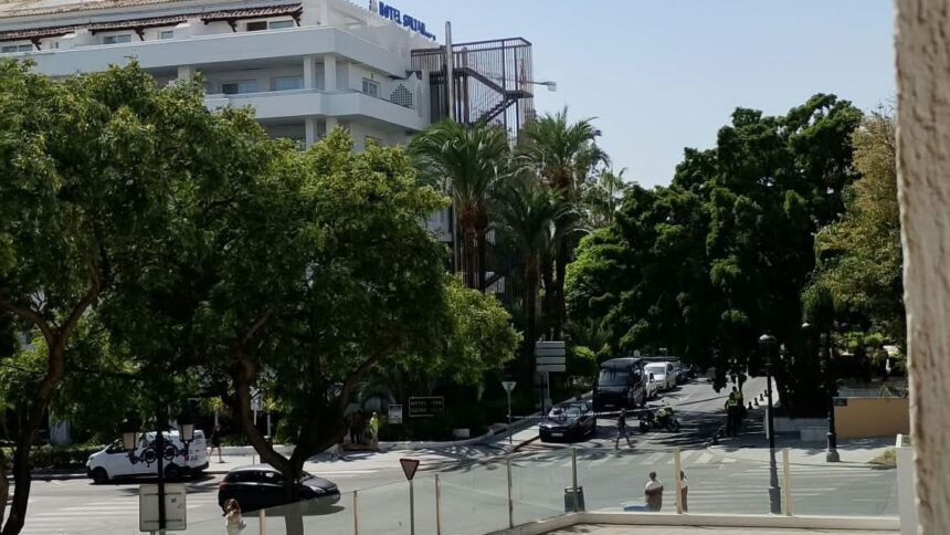 Tiroteo con un herido y tres detenidos junto a un apartahotel en la Milla de Oro, en Marbella: «Hemos visto a dos tiradores huyendo»