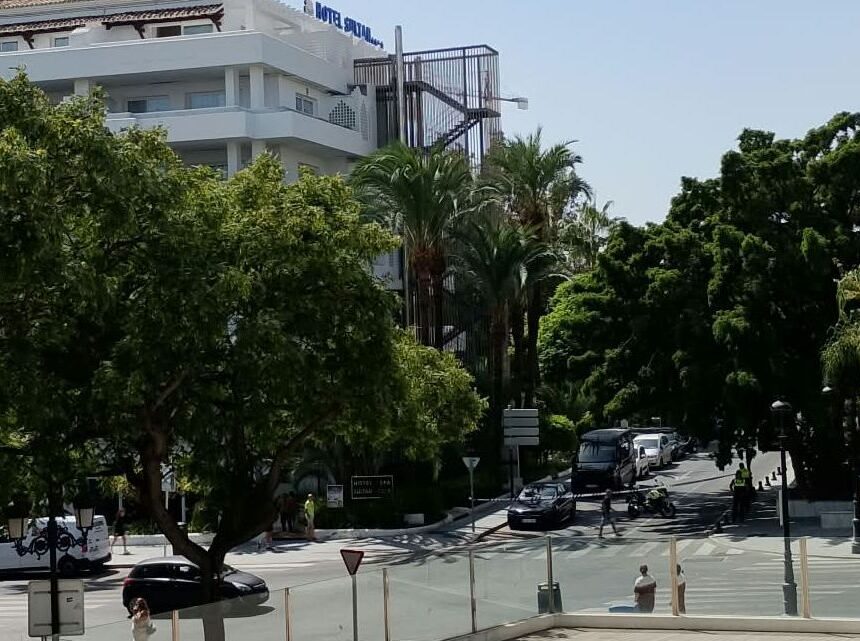 Tiroteo con un herido y tres detenidos junto a un apartahotel en la Milla de Oro, en Marbella: "Hemos visto a dos tiradores huyendo" Tiroteo con un herido y tres detenidos junto a un apartahotel en la Milla de Oro, en Marbella: «Hemos visto a dos tiradores huyendo»