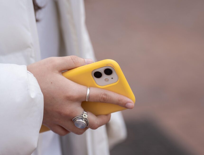 "¿Me puedes hacer un favor?": la estafa en WhatsApp que pide 998 euros al padre, al novio y hasta al jefe «¿Me puedes hacer un favor?»: la estafa en WhatsApp que pide 998 euros al padre, al novio y hasta al jefe
