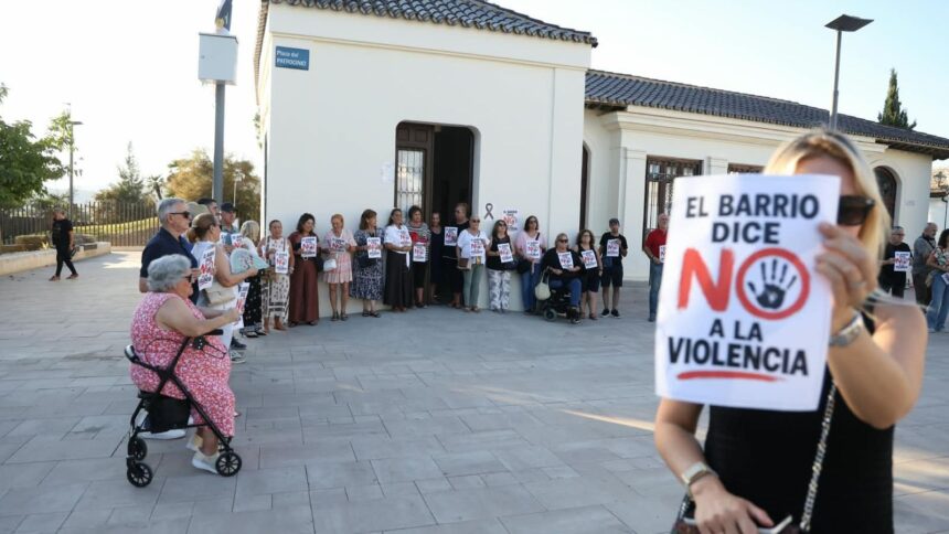Concentración en Málaga por el asesinato de Nacho: "El barrio dice no a la violencia" Concentración en Málaga por el asesinato de Nacho: «El barrio dice no a la violencia»