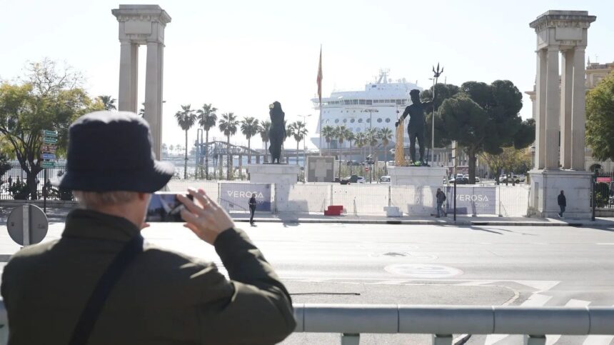 El alcalde de Málaga quiere mantener las esculturas del puerto en otro punto de la ciudad