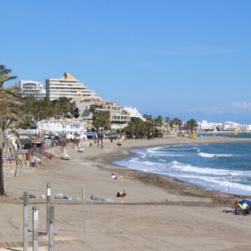 Nuevo cierre por bacterias fecales en Málaga: Benalmádena prohíbe el baño en la playa del Bil Bil
