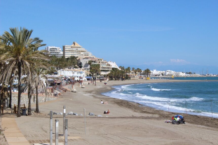 Nuevo cierre por bacterias fecales en Málaga: Benalmádena prohíbe el baño en la playa del Bil Bil