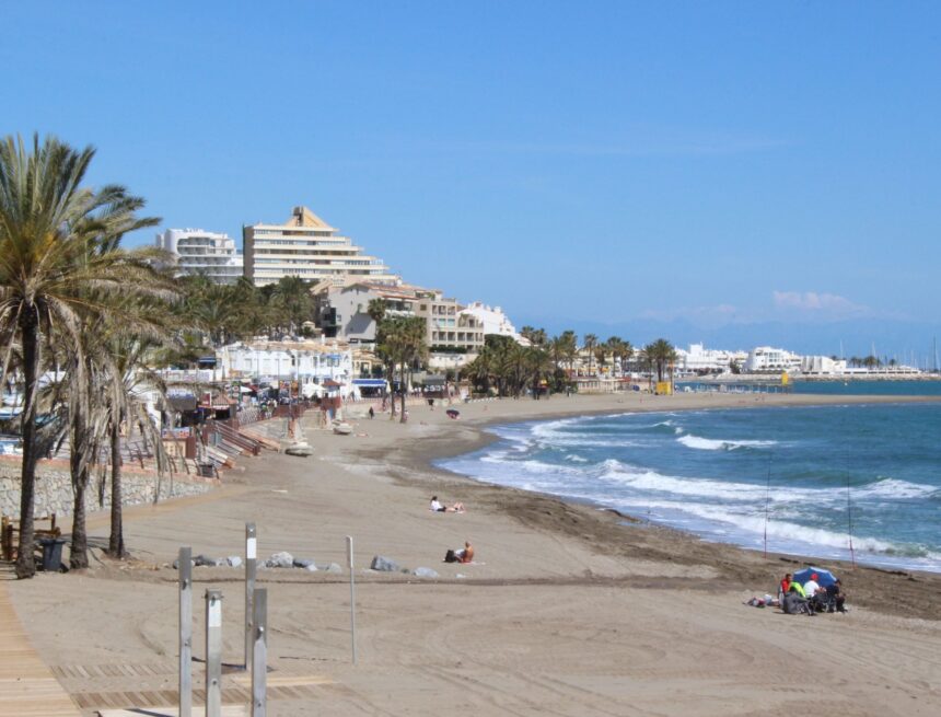 Nuevo cierre por bacterias fecales en Málaga: Benalmádena prohíbe el baño en la playa del Bil Bil