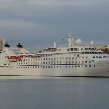 Un buque de crucero atraca en Málaga dentro un viaje de 80 días Un buque de crucero atraca en Málaga dentro un viaje de 80 días