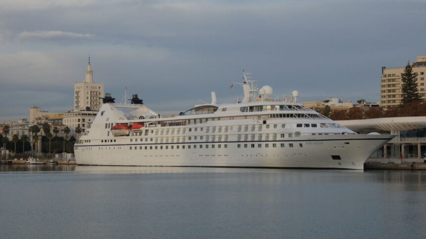 Un buque de crucero atraca en Málaga dentro un viaje de 80 días