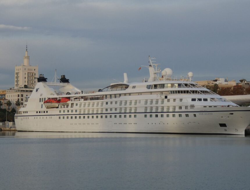 Un buque de crucero atraca en Málaga dentro un viaje de 80 días