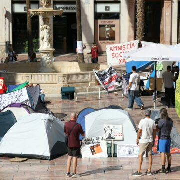 Acampada en la Plaza de la Constitución por la vivienda: “No nos vamos a ir de aquí”