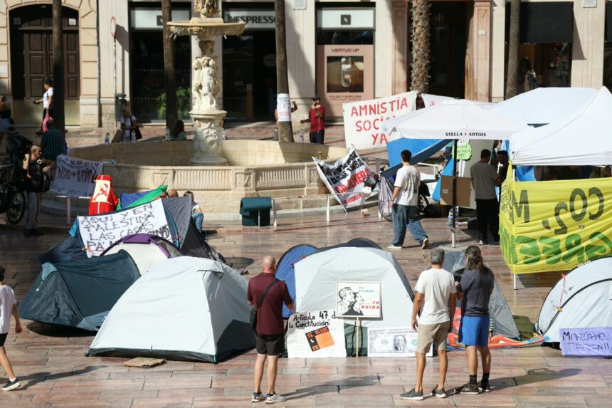 Acampada en la Plaza de la Constitución por la vivienda: “No nos vamos a ir de aquí”