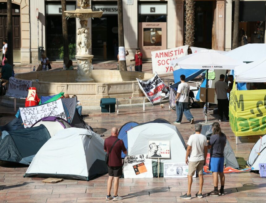 Acampada en la Plaza de la Constitución por la vivienda: “No nos vamos a ir de aquí”