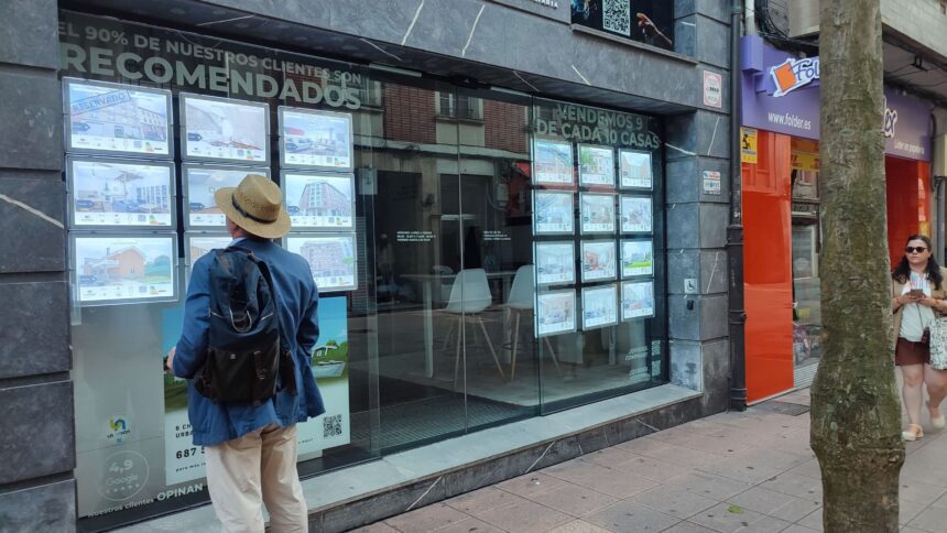 La Junta bajará en 2027 los impuestos para la compra de vivienda en Andalucía