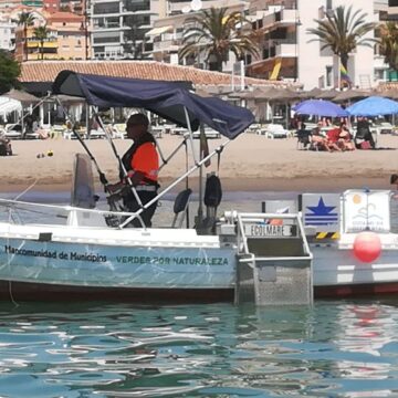 Plástico, neveras y hasta neumáticos en el mar: la basura vuelve a crecer en las playas de la Costa del Sol