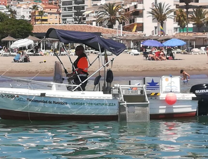 Plástico, neveras y hasta neumáticos en el mar: la basura vuelve a crecer en las playas de la Costa del Sol