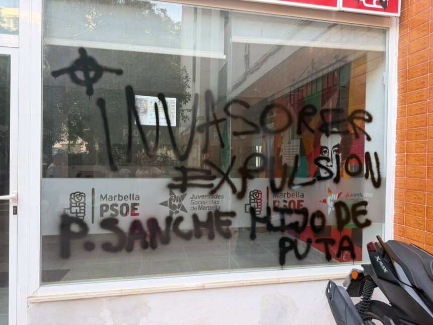 Vandalizan la sede del PSOE en Marbella con pintadas nazis