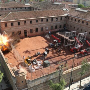 Comienza el rodaje de la serie de Disney en la antigua cárcel de Málaga con ‘una explosión’