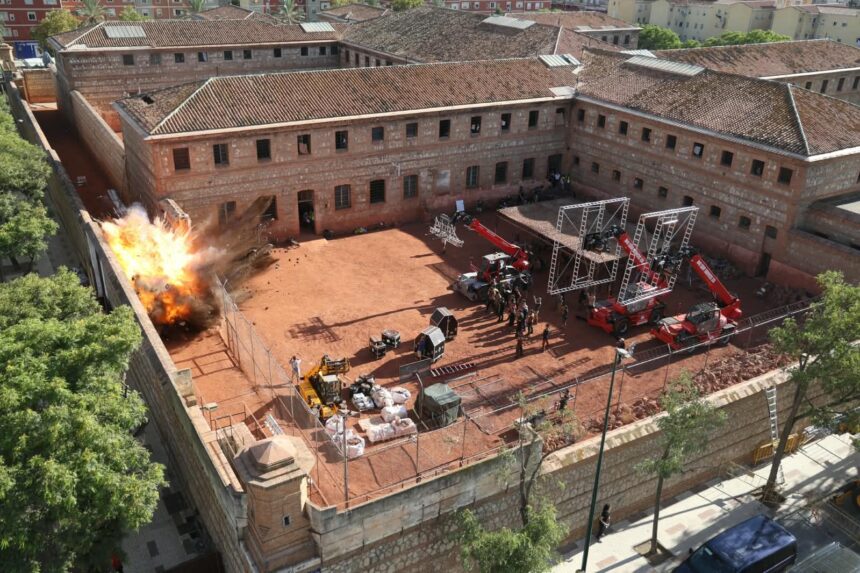 Comienza el rodaje de la serie de Disney en la antigua cárcel de Málaga con ‘una explosión’