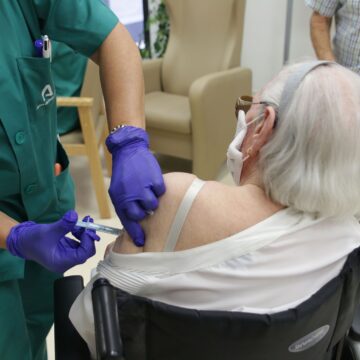 Andalucía adelanta la campaña de gripe y covid y baja a 75 años la vacuna de alta carga