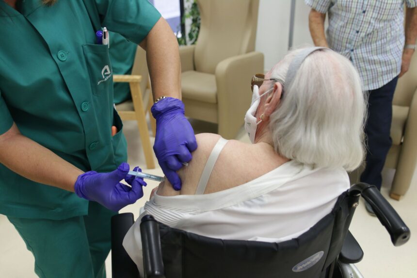 Andalucía adelanta la campaña de gripe y covid y baja a 75 años la vacuna de alta carga
