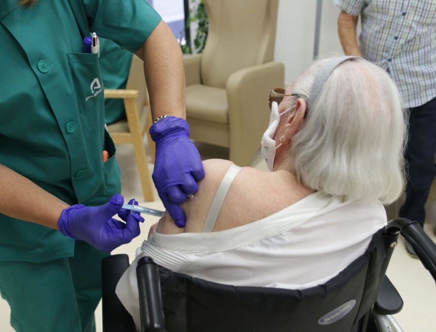 Andalucía adelanta la campaña de gripe y covid y baja a 75 años la vacuna de alta carga Andalucía adelanta la campaña de gripe y covid y baja a 75 años la vacuna de alta carga