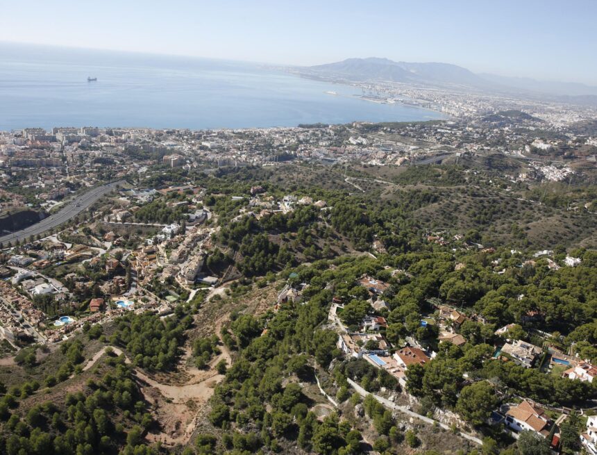 Una niña avisa de que su padre intentó estrangular a su madre y éste se suicida en Pinares de San Antón, en Málaga