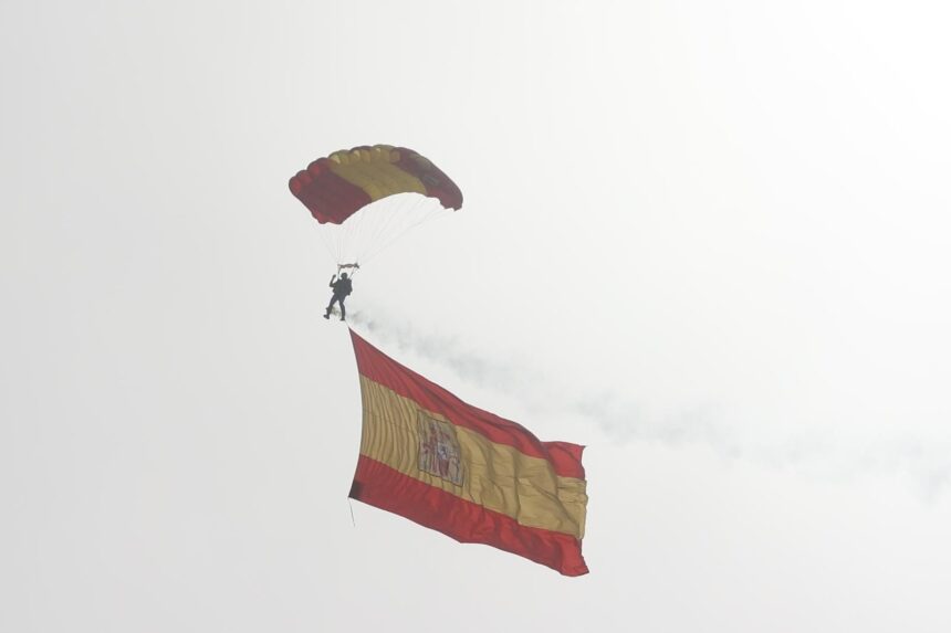La Axarquía mira al cielo: el festival aéreo abarrota las playas de Torre del Mar