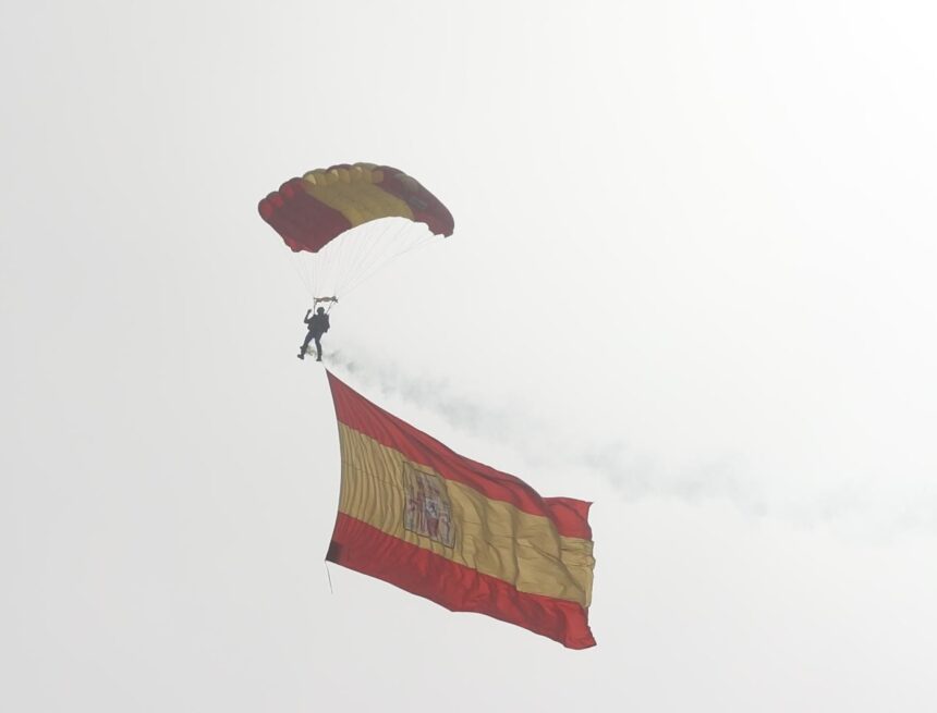 La Axarquía mira al cielo: el festival aéreo abarrota las playas de Torre del Mar