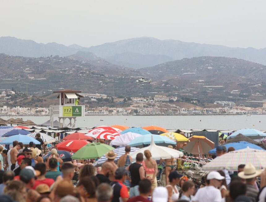 Torre del Mar llena su cielo con la exhibición del festival aéreo
