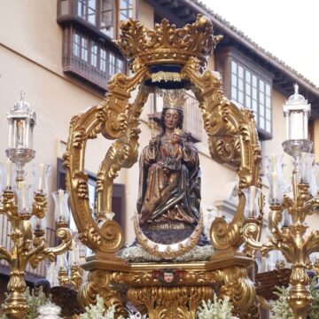 La Virgen de la Victoria procesiona en su día por las calles de Málaga, en imágenes