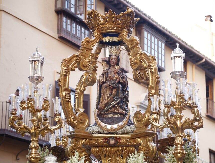 La Virgen de la Victoria procesiona en su día por las calles de Málaga, en imágenes
