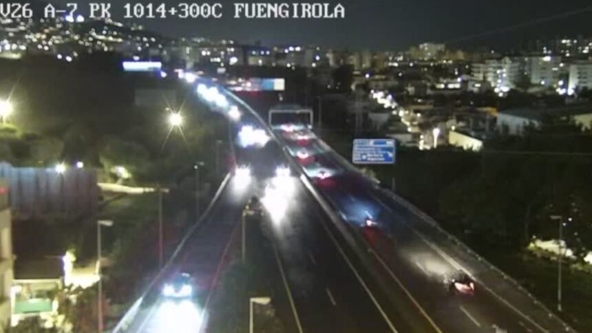 Reabre la A-7 en sentido Cádiz tras un accidente entre un coche y una moto que deja heridos