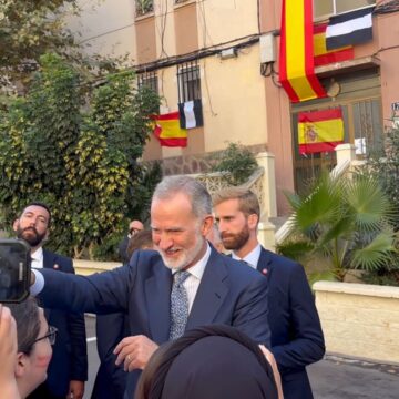 Visita de los Reyes de España a Ceuta | Multitudinario recibimiento a los Reyes en Ceuta, con banderas y gritos de Viva España