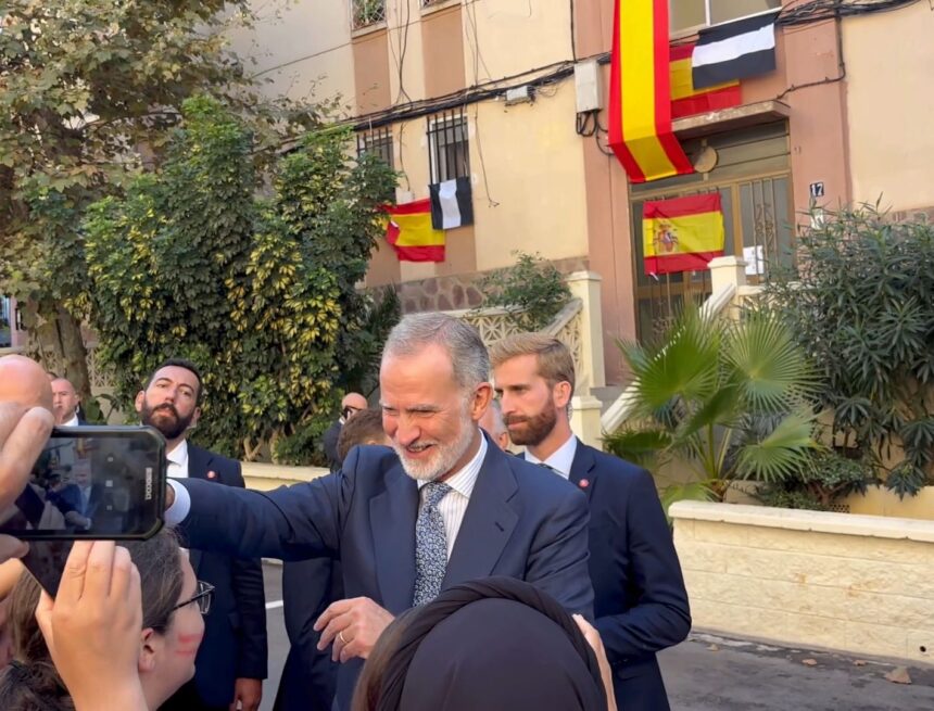 Visita de los Reyes de España a Ceuta | Multitudinario recibimiento a los Reyes en Ceuta, con banderas y gritos de Viva España