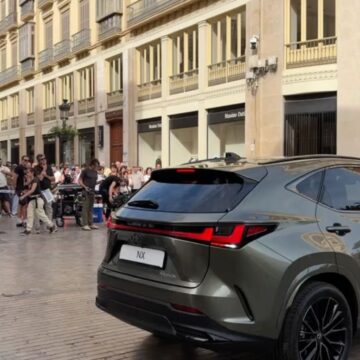 Lexus rueda en el centro de Málaga el anuncio de su nuevo NX