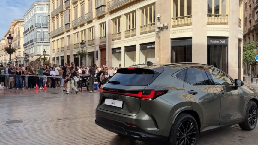 Lexus rueda en el centro de Málaga el anuncio de su nuevo NX