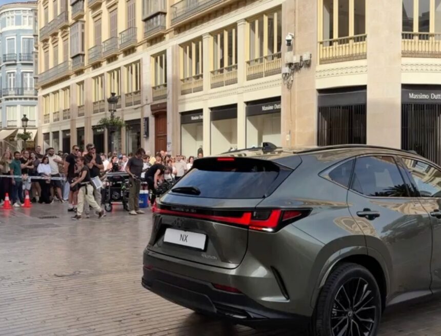 Lexus rueda en el centro de Málaga el anuncio de su nuevo NX