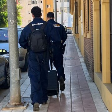 La Policía inspecciona la residencia de Vélez-Málaga en la que han fallecido dos ancianos