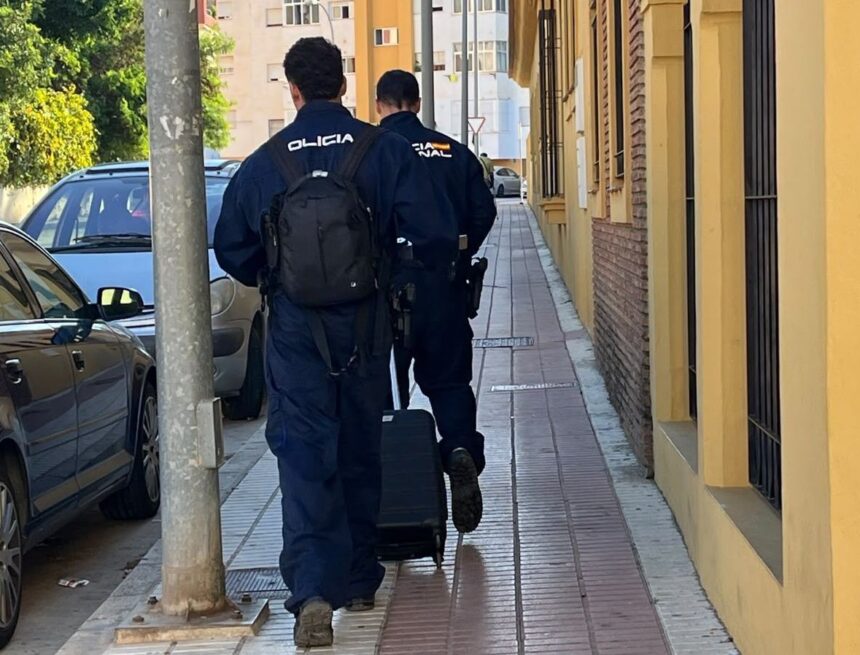 La Policía inspecciona la residencia de Vélez-Málaga en la que han fallecido dos ancianos