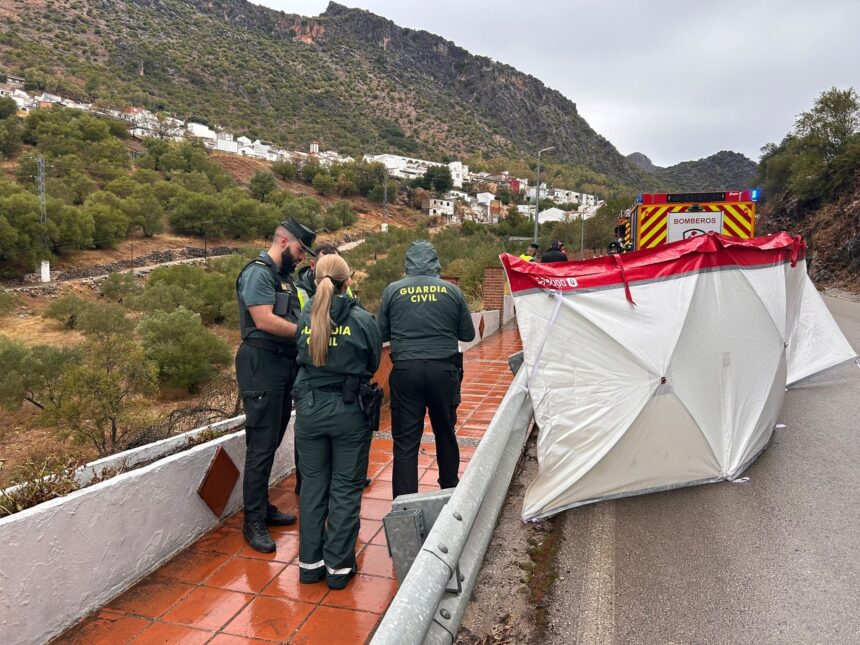 Muere un hombre tras impactar una piedra de gran tamaño sobre su vehículo en Benaoján