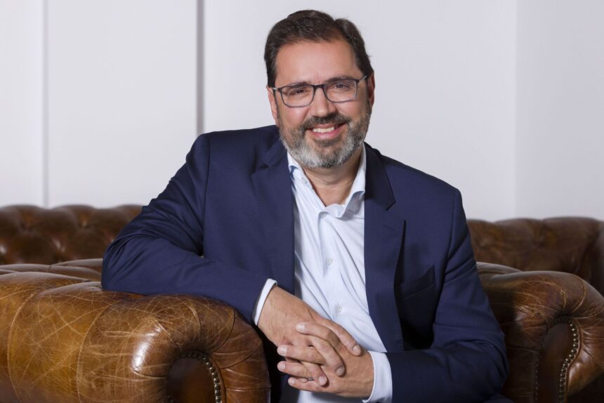 Javier Gándara: «El verdadero reto es impedir que desaparezcan los viajes baratos»