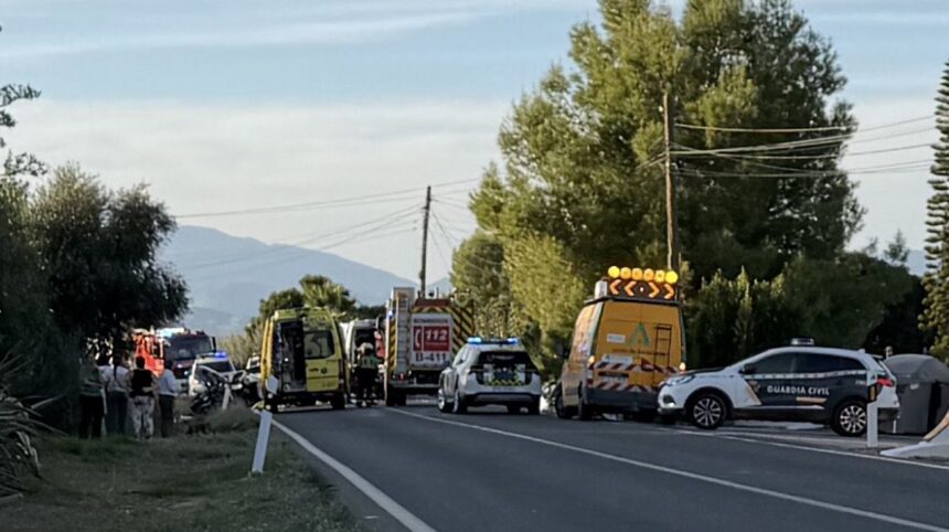 Un fallecido y cuatro heridos en una colisión frontal en Alhaurín el Grande