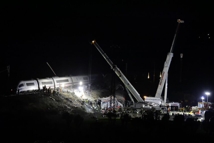 Un nuevo accidente de tren vuelve a golpear la conexión entre Madrid y Sevilla: casi 70 muertos y medio centenar de heridos Un nuevo accidente de tren vuelve a golpear la conexión entre Madrid y Sevilla: casi 70 muertos y medio centenar de heridos