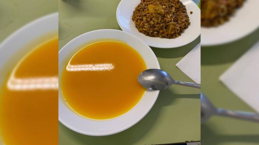 Una crema líquida y «un mazacote» de lentejas, los platos del jueves en un colegio de Málaga