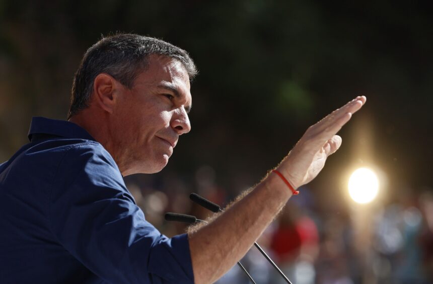 Imágenes del inicio de la precampaña de Sánchez en Dos Hermanas